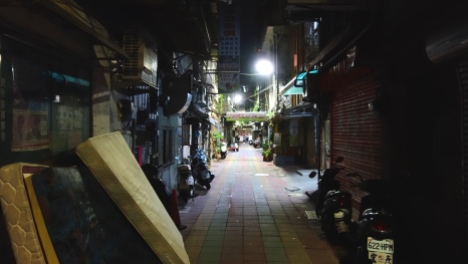 Walking the alleyways in Keelung